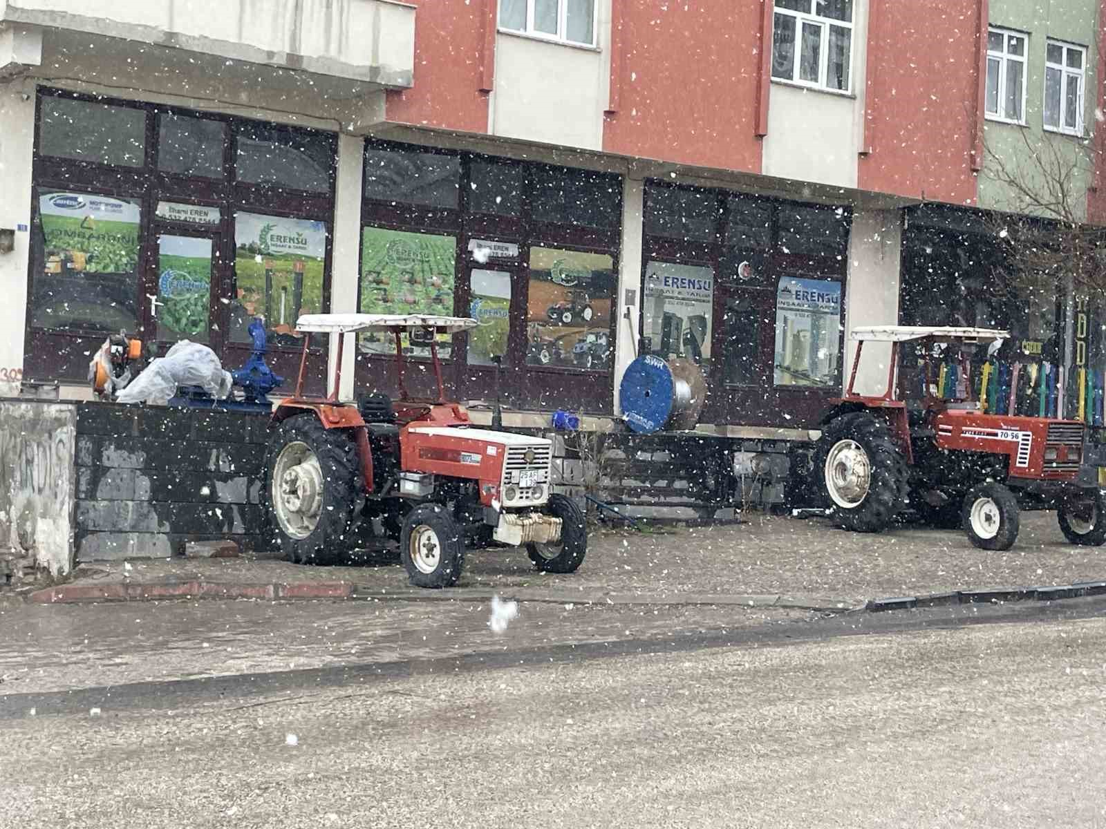 Malazgirt’e nisan ayında yağan kar şaşırttı