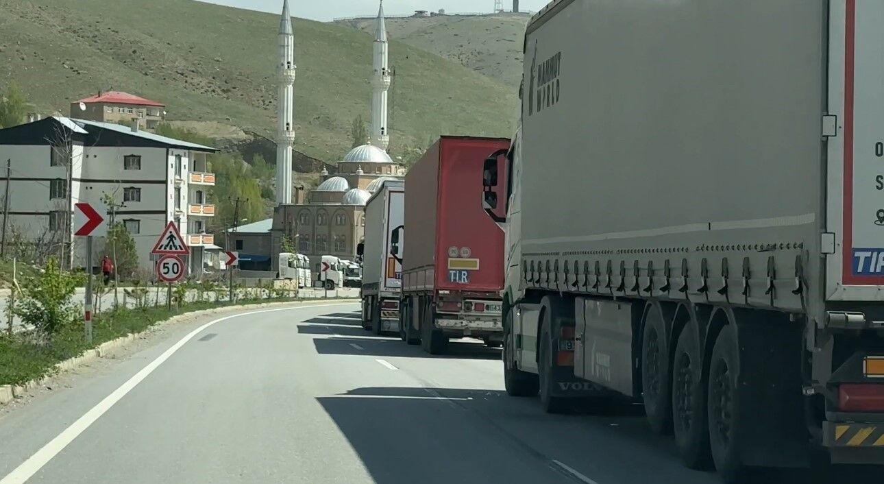 Türkiye-İran sınırında 2 kilometrelik tır kuyruğu