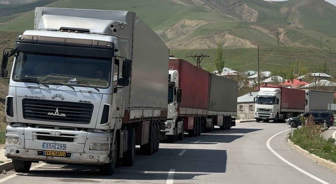 Türkiye-İran sınırında 2 kilometrelik tır kuyruğu
