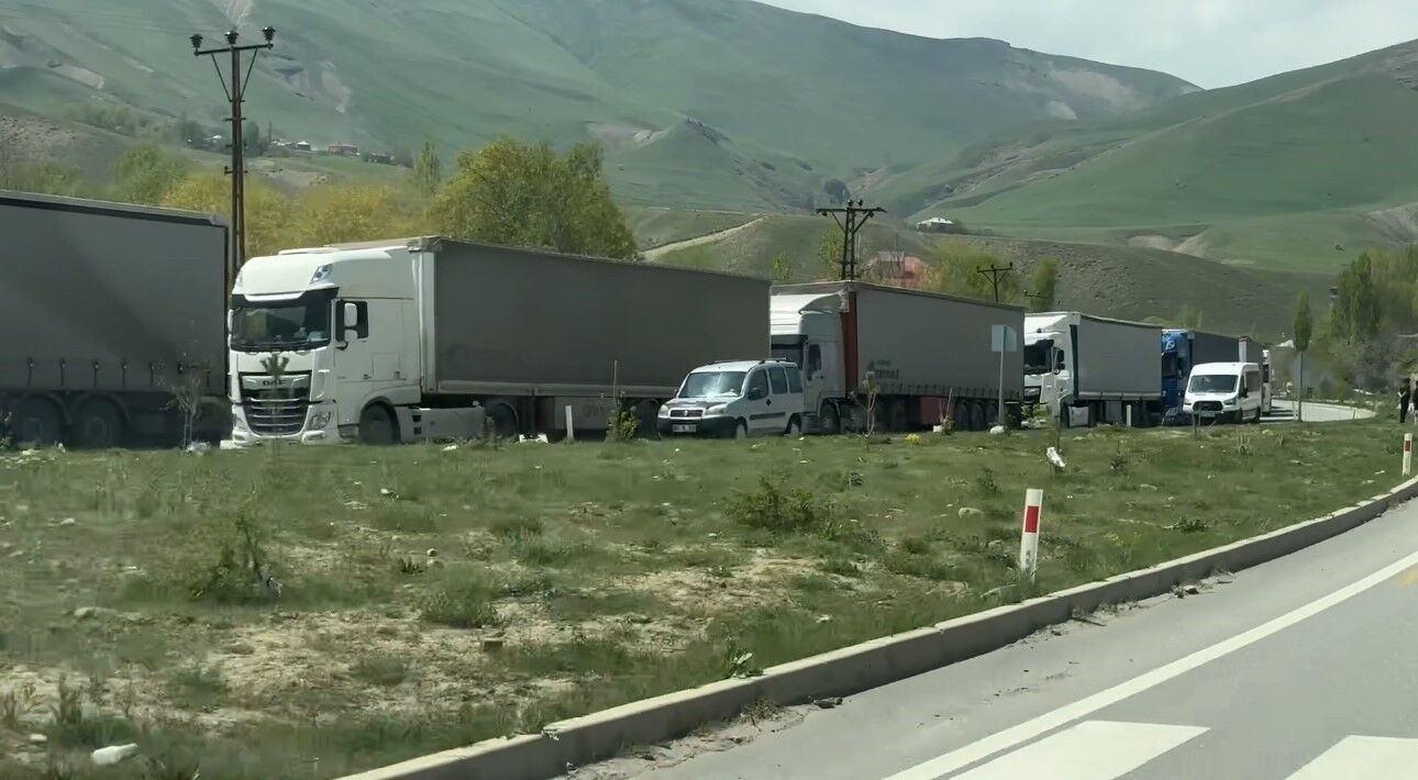 Türkiye-İran sınırında 2 kilometrelik tır kuyruğu