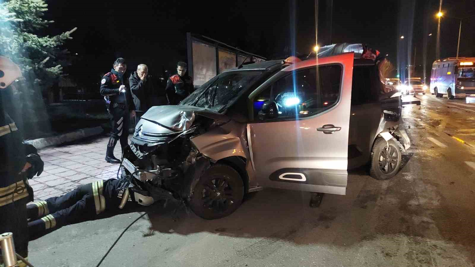 Erzurum’da freni tutmayan kamyonet 6 aracı biçti: 7 yaralı