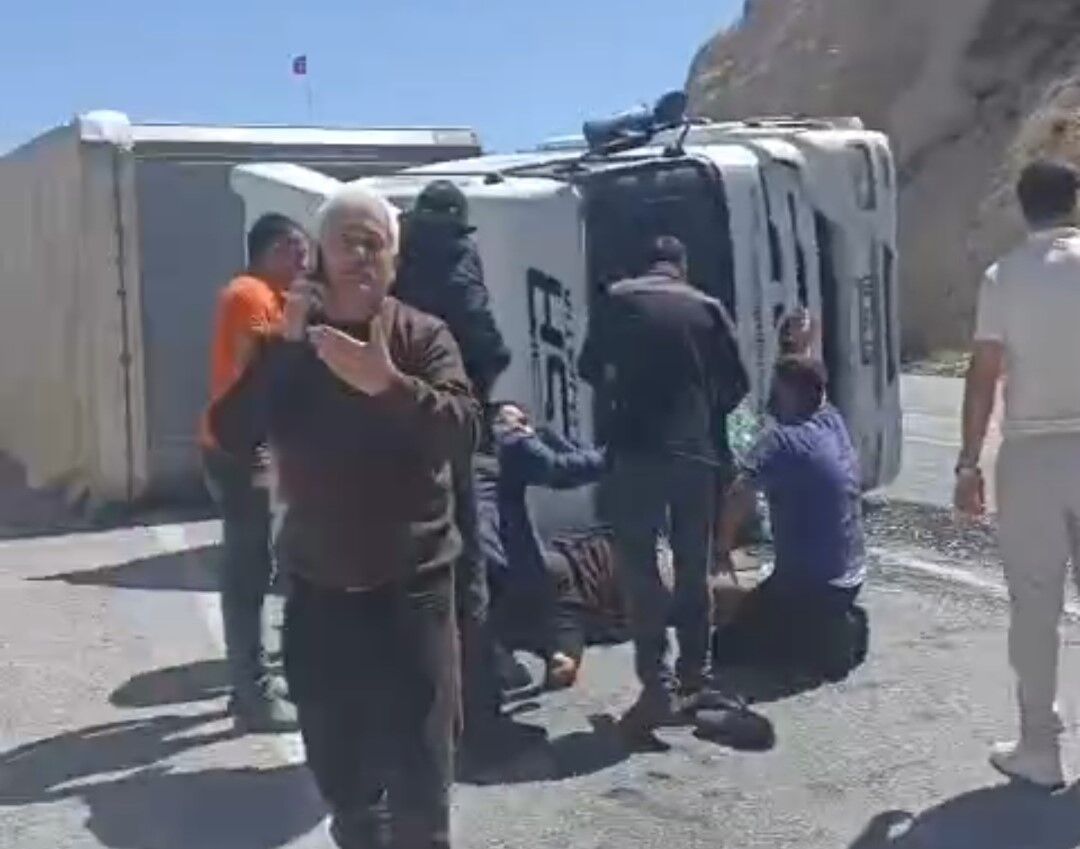 Bitlis’te tır devrildi: 2 yaralı