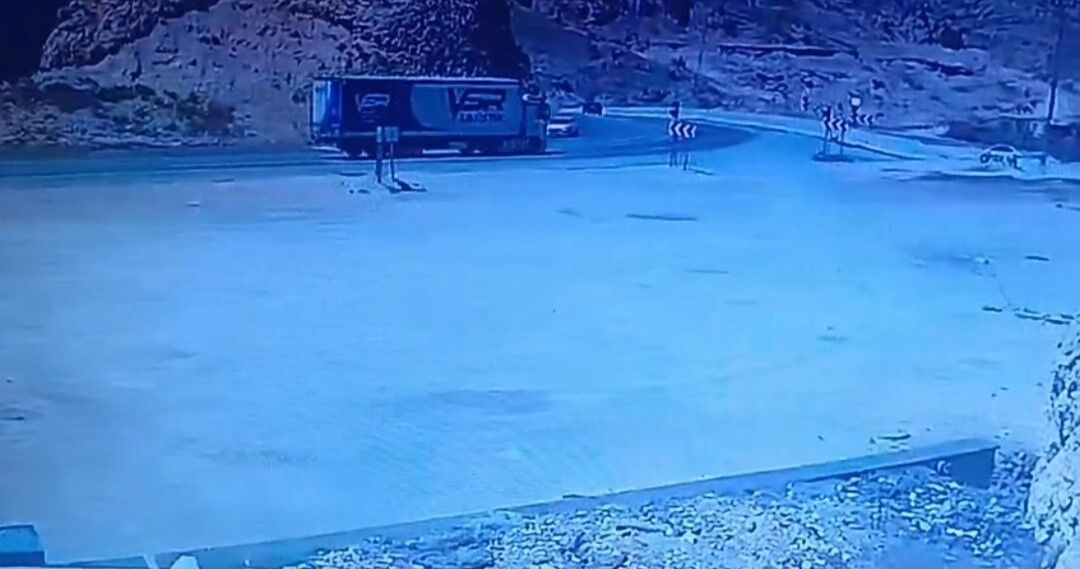 Bitlis’te tır devrildi: 2 yaralı