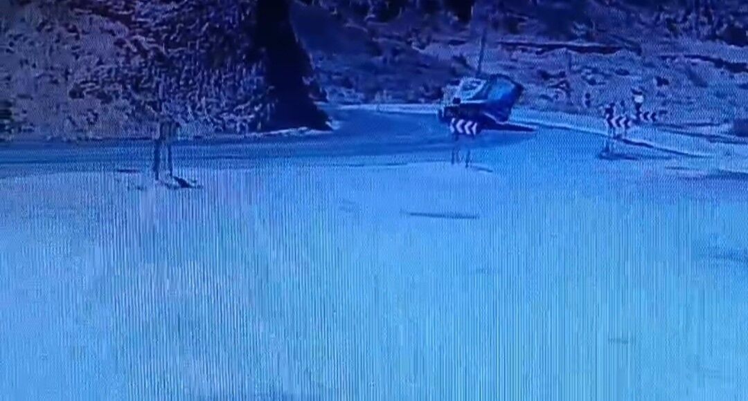 Bitlis’te tır devrildi: 2 yaralı