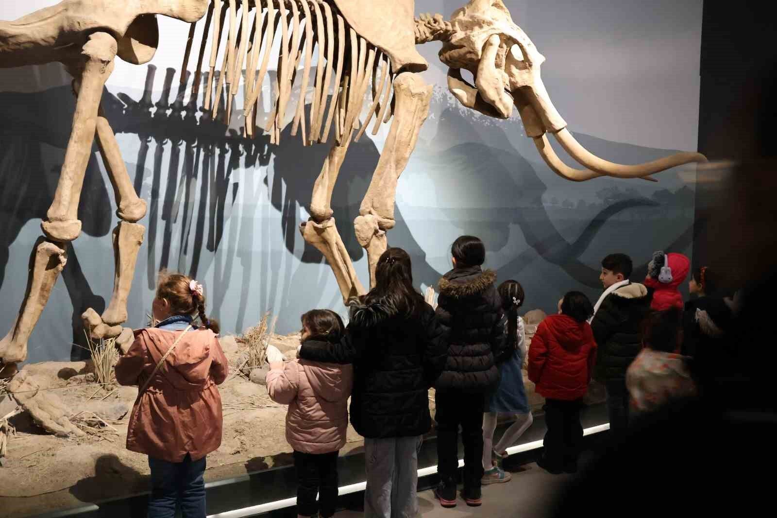 Çocuklar ve aileler arkeoloji müzesinde tarihe yolculuk yaptı