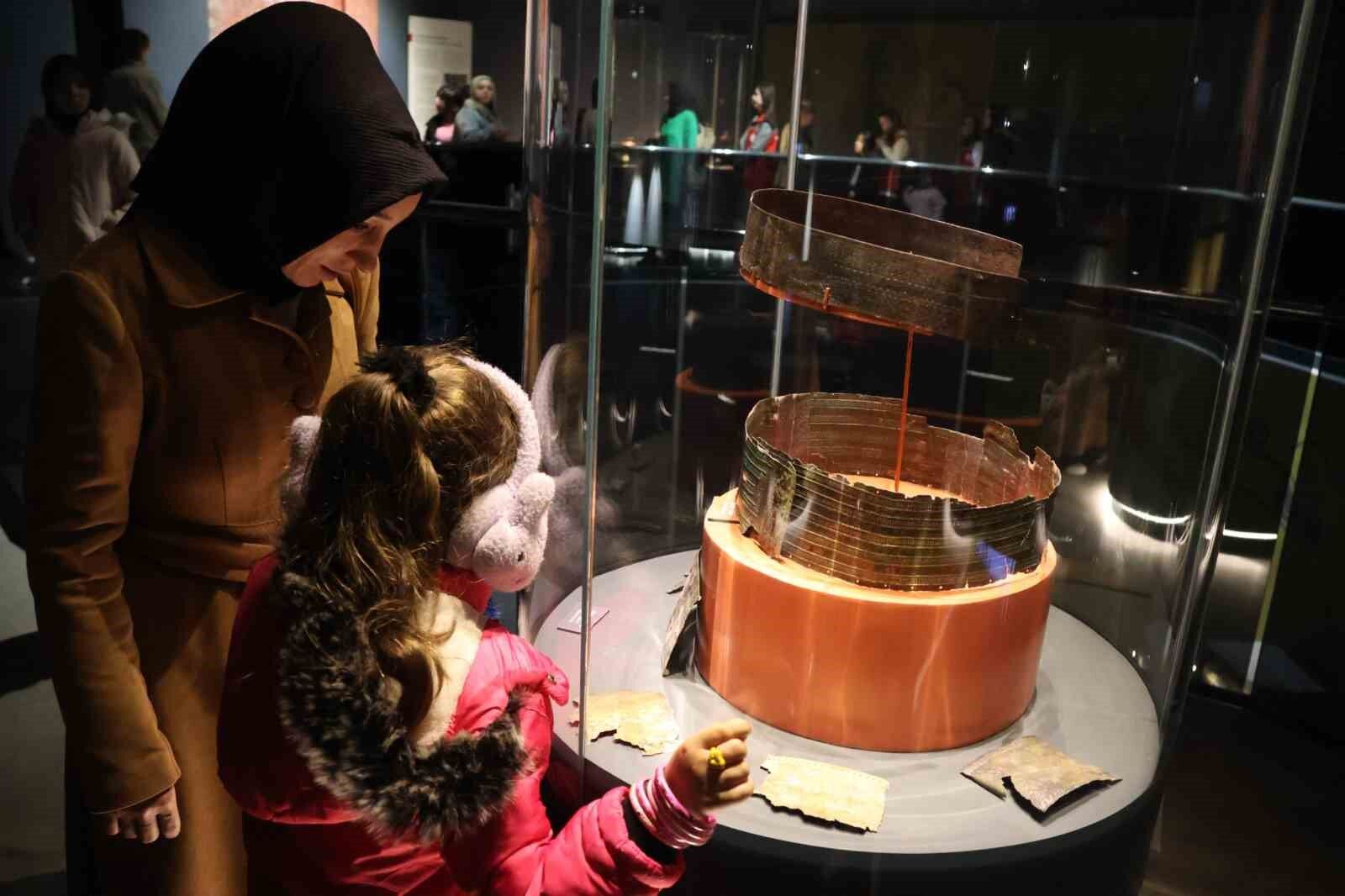 Çocuklar ve aileler arkeoloji müzesinde tarihe yolculuk yaptı