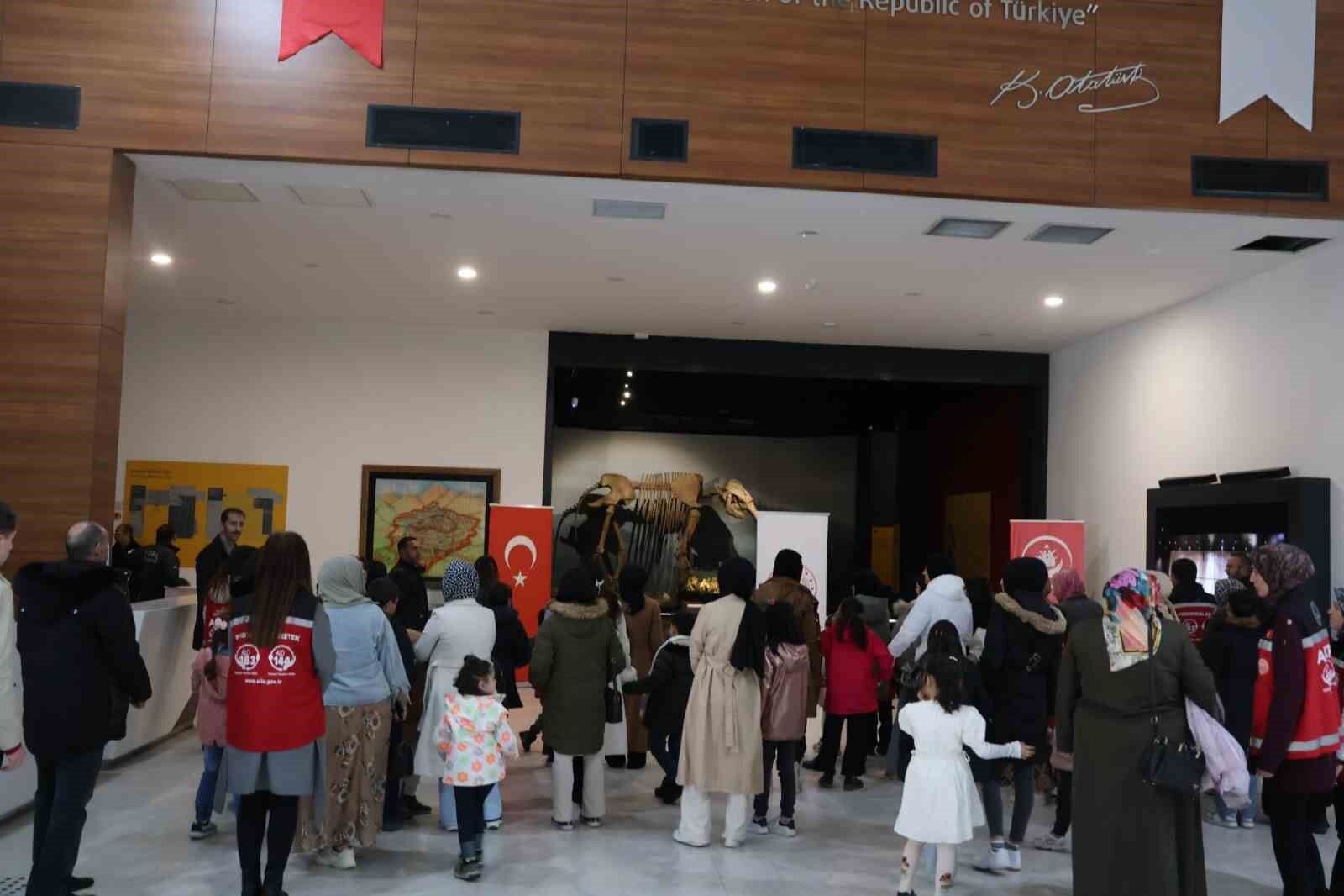 Çocuklar ve aileler arkeoloji müzesinde tarihe yolculuk yaptı