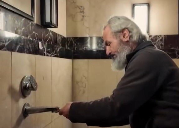 Su israfına 40 yıllık su tesisat ustasından aparat