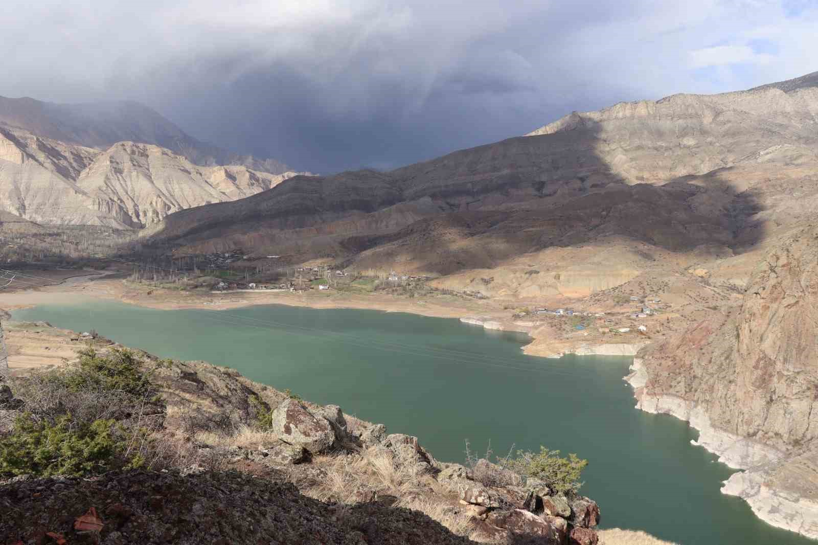 Ayvalı Barajı’na baharla gelen doğal güzellik hayran bırakıyor