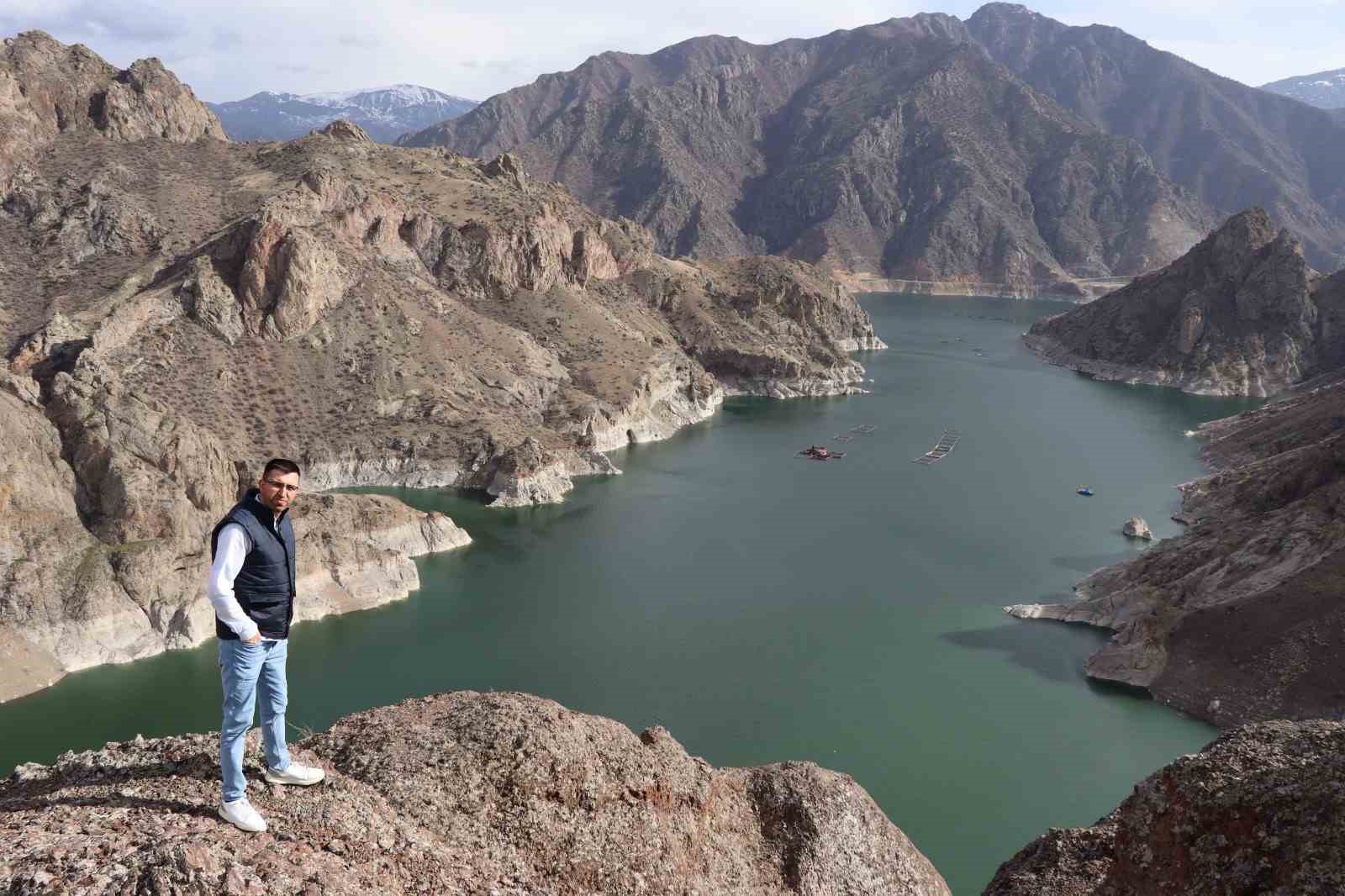 Ayvalı Barajı’na baharla gelen doğal güzellik hayran bırakıyor