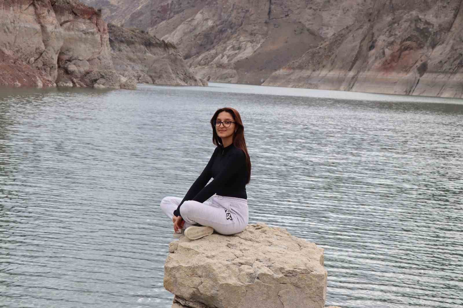 Ayvalı Barajı’na baharla gelen doğal güzellik hayran bırakıyor