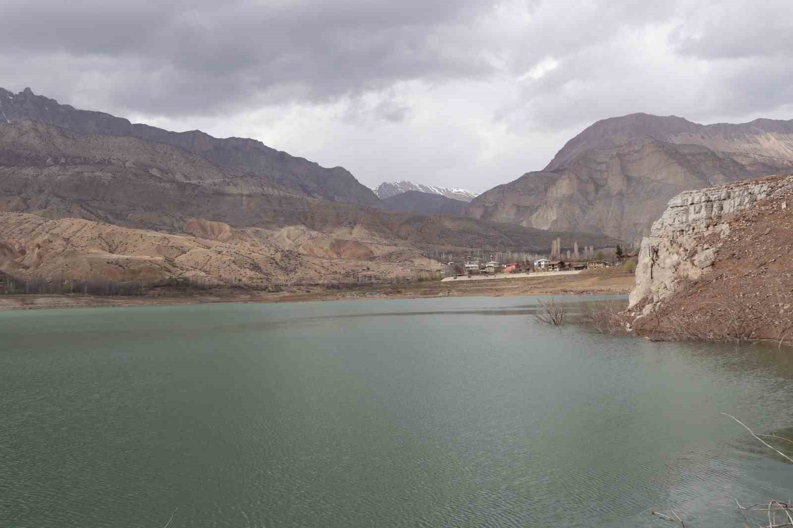 Ayvalı Barajı’na baharla gelen doğal güzellik hayran bırakıyor