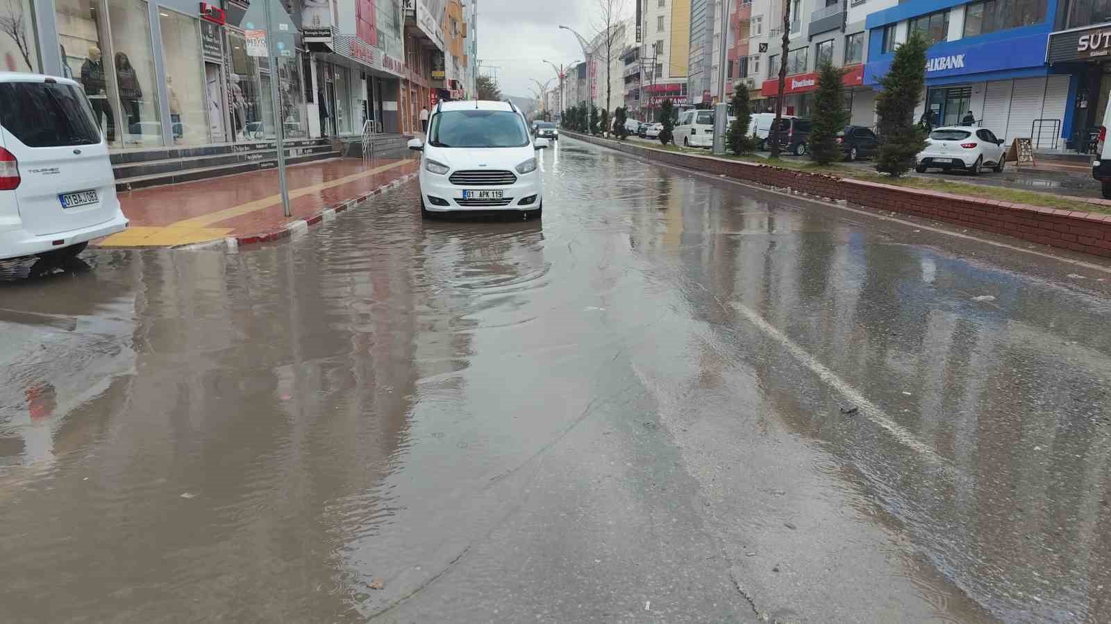 Erciş’te yağmur yağışı etkili oldu