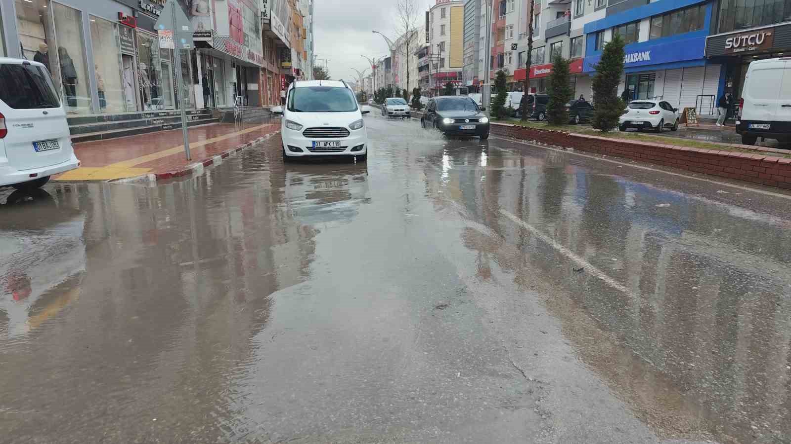 Erciş’te yağmur yağışı etkili oldu