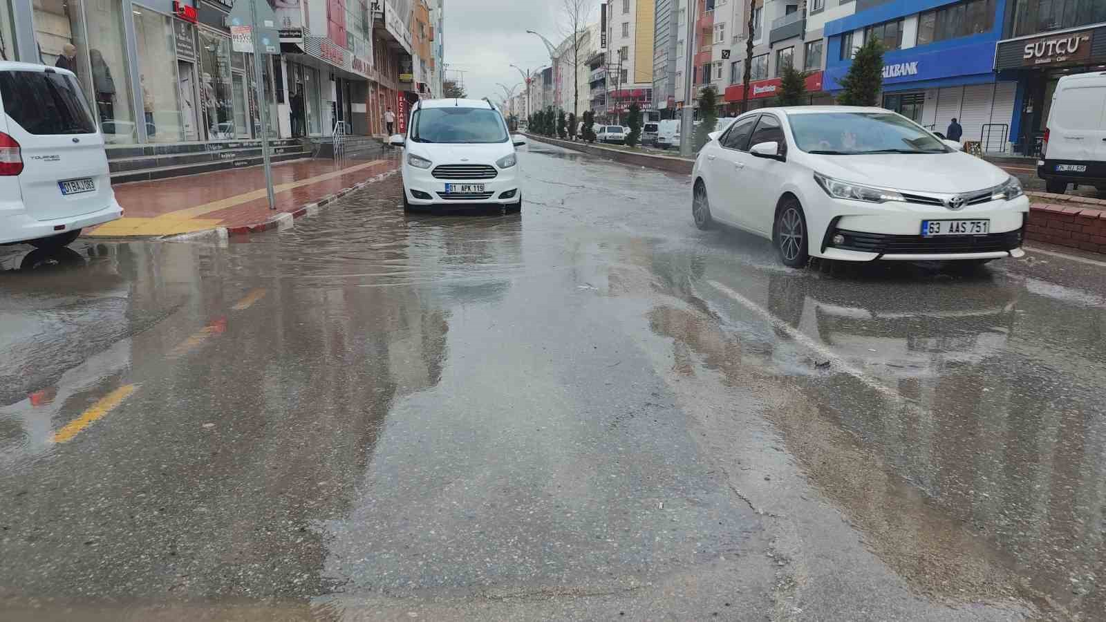 Erciş’te yağmur yağışı etkili oldu