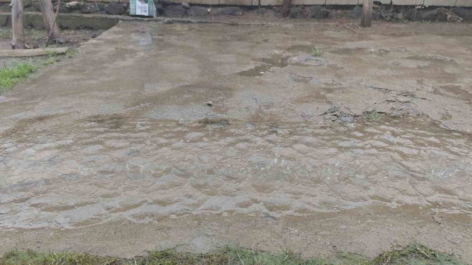 Erciş’te yağmur yağışı etkili oldu