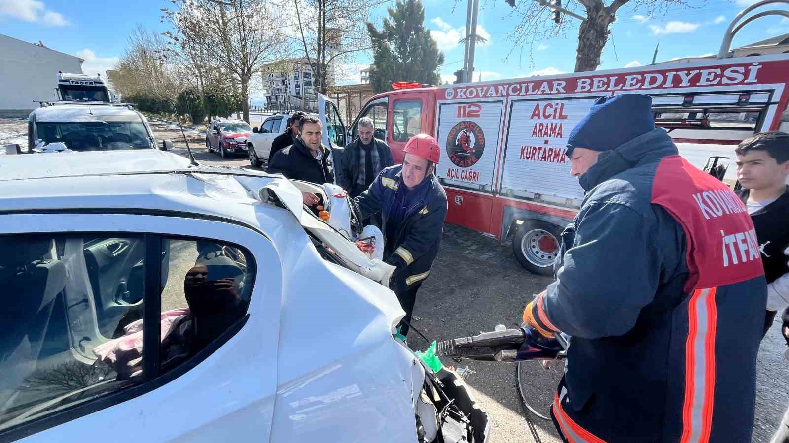 Elazığ’da greyder ile otomobil çarpıştı: 1 yaralı