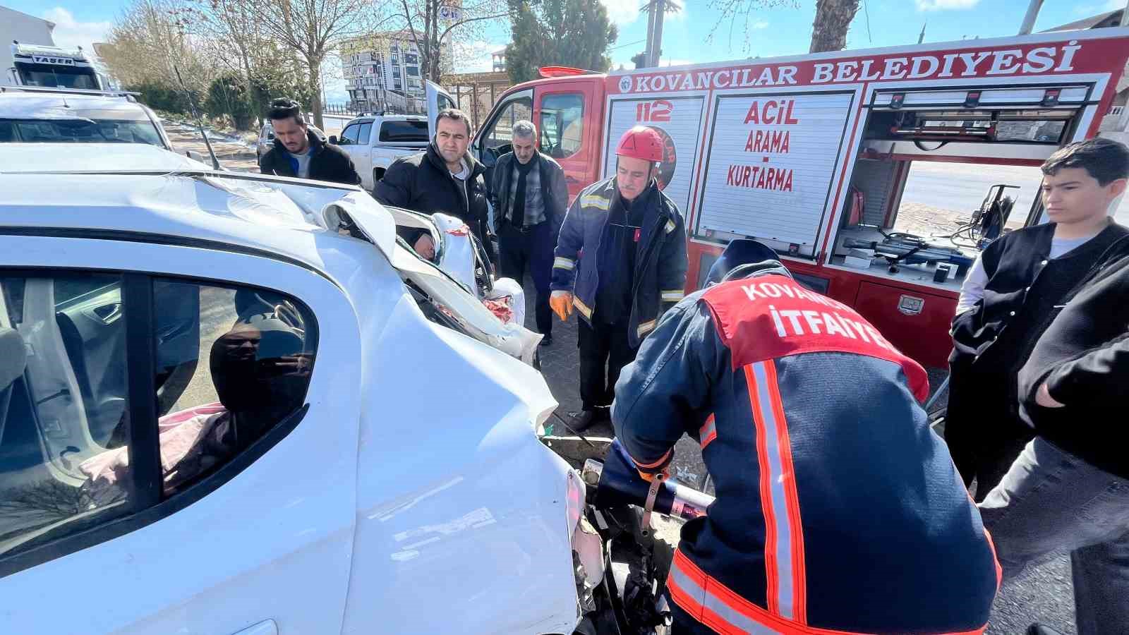 Elazığ’da greyder ile otomobil çarpıştı: 1 yaralı