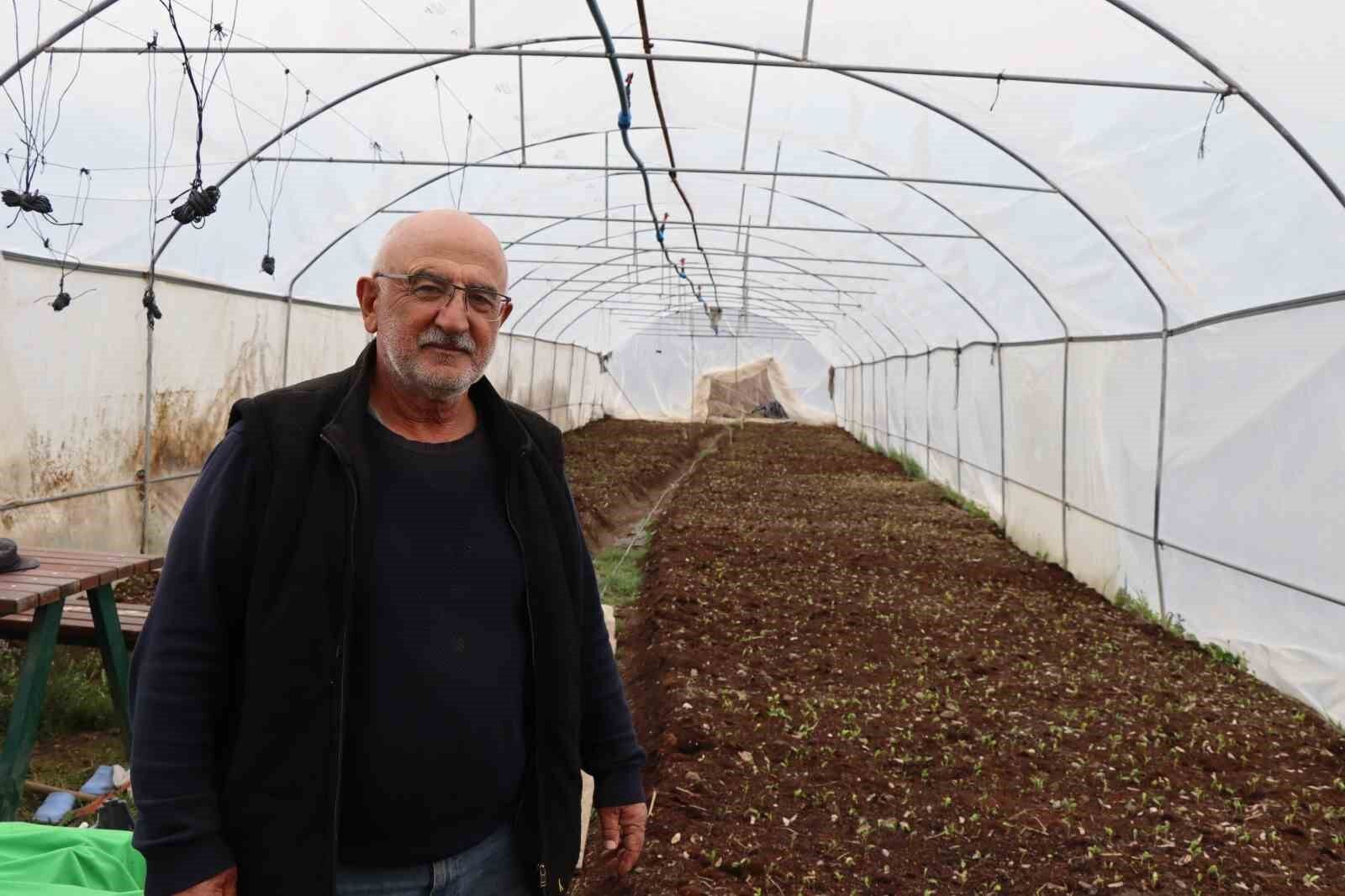 Ömrünü fidan üretimine adadı