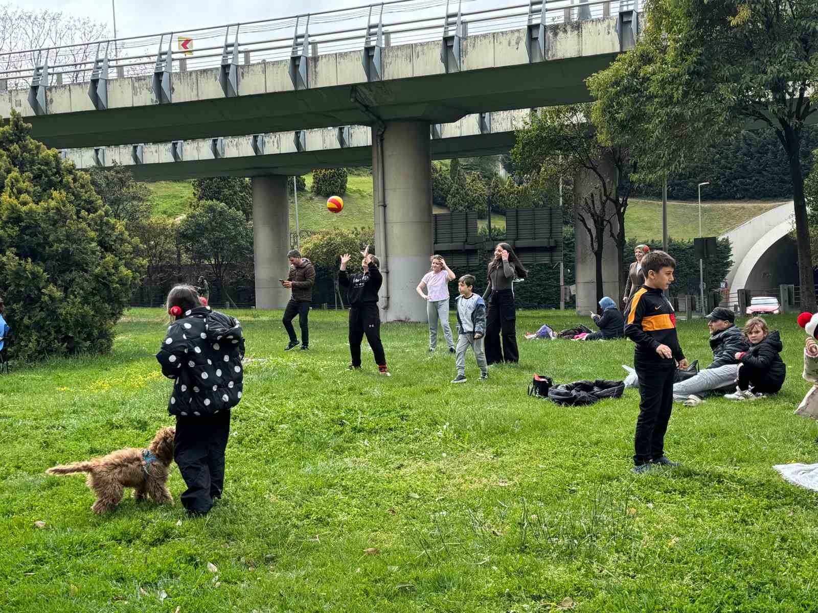 Depremin ardından vatandaşlar park ve bahçeleri doldurdu