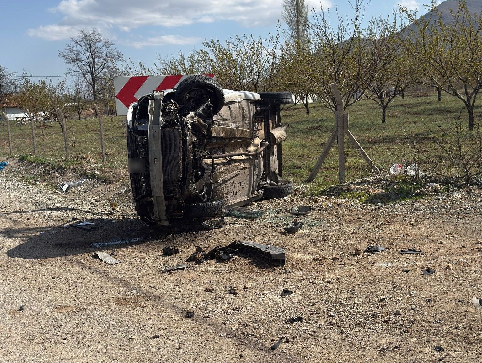 Kontrolden çıkan araç, toprak yığınına çaparak savruldu