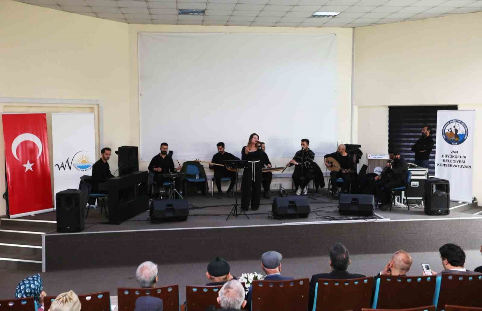 Van Büyükşehir Belediyesi yaşlılara özel konser düzenledi