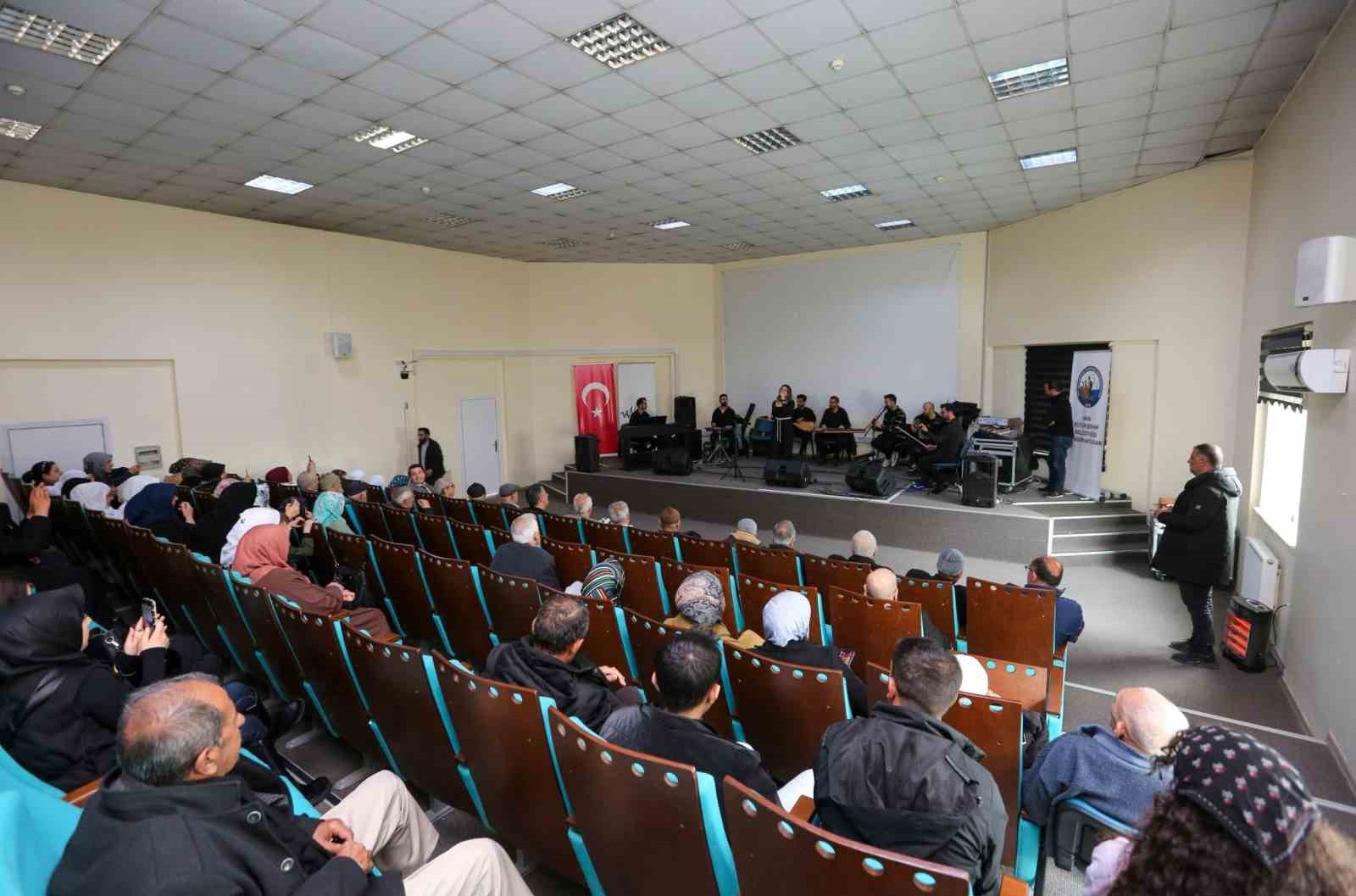 Van Büyükşehir Belediyesi yaşlılara özel konser düzenledi