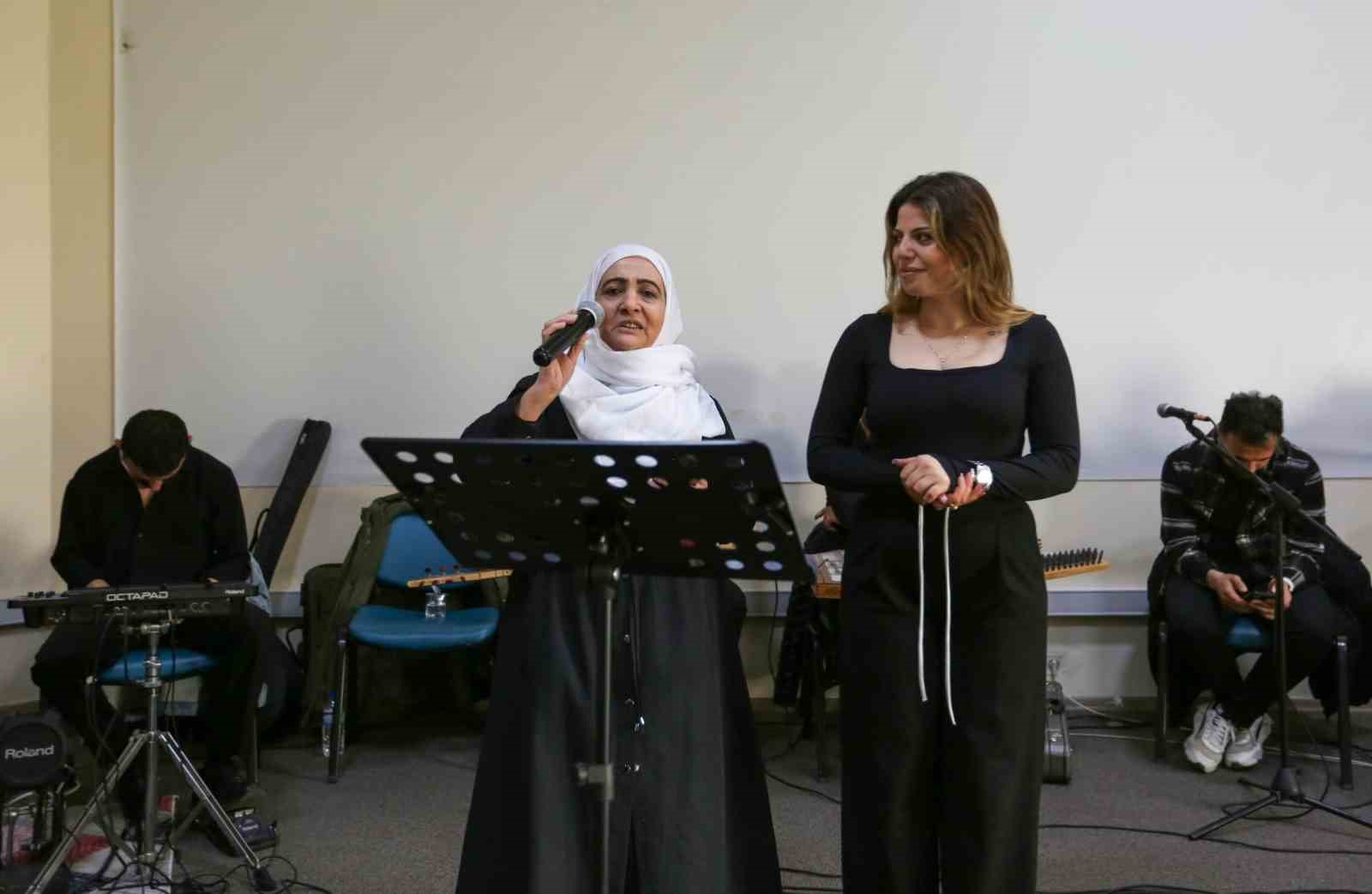 Van Büyükşehir Belediyesi yaşlılara özel konser düzenledi