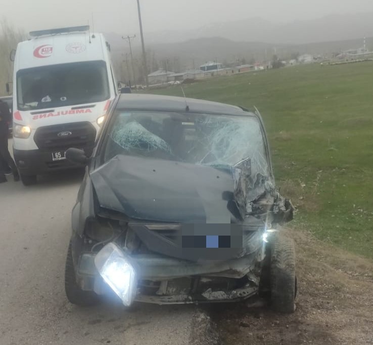 Van’da kamyonet otomobille çarpıştı: 3 yaralı