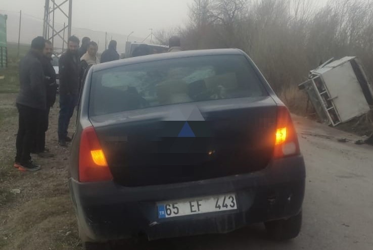 Van’da kamyonet otomobille çarpıştı: 3 yaralı