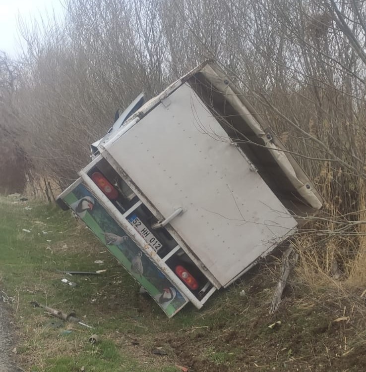 Van’da kamyonet otomobille çarpıştı: 3 yaralı