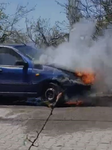 Elazığ’da park halindeki otomobil alev alev yandı
