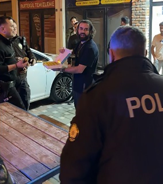 Kavga ihbarına giden polislere baklavalı sürpriz