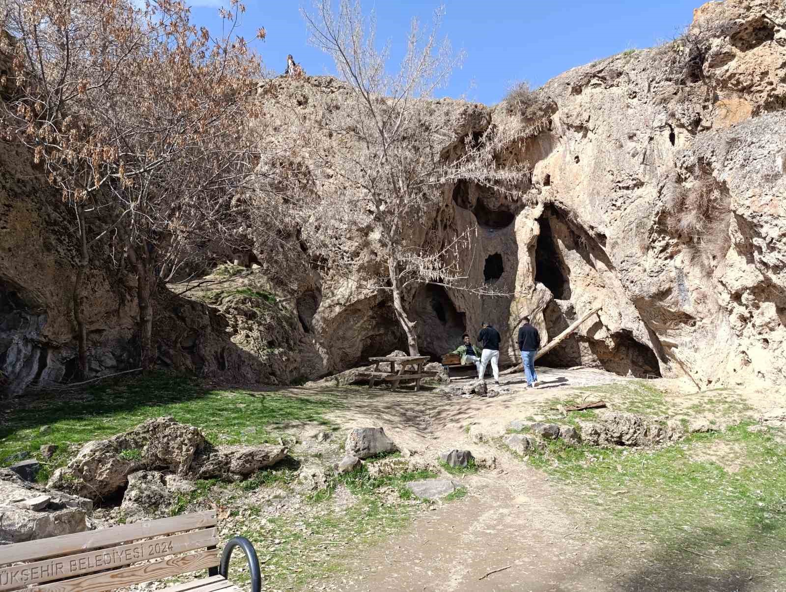 Muradiye Şelalesi ziyaretçilerin akınına uğradı