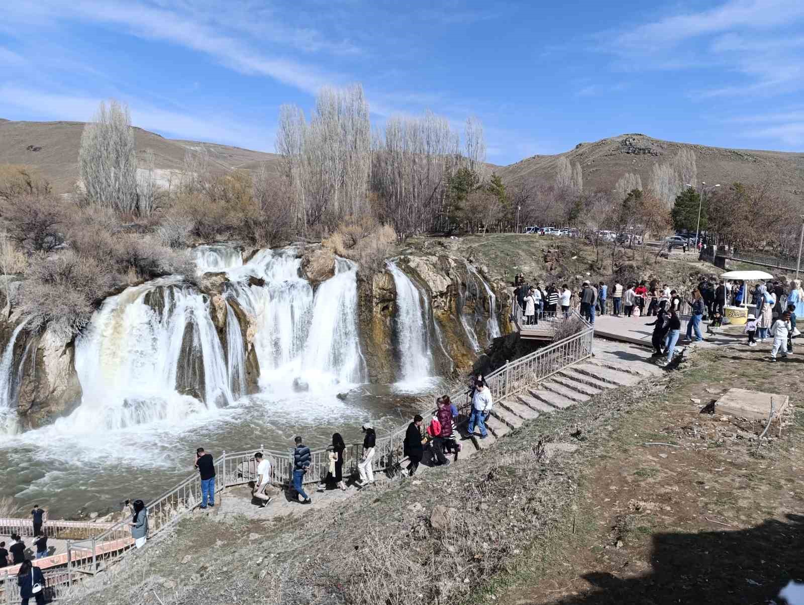 Muradiye Şelalesi ziyaretçilerin akınına uğradı