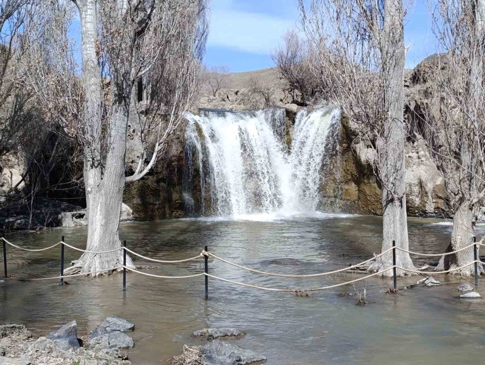 Muradiye Şelalesi ziyaretçilerin akınına uğradı