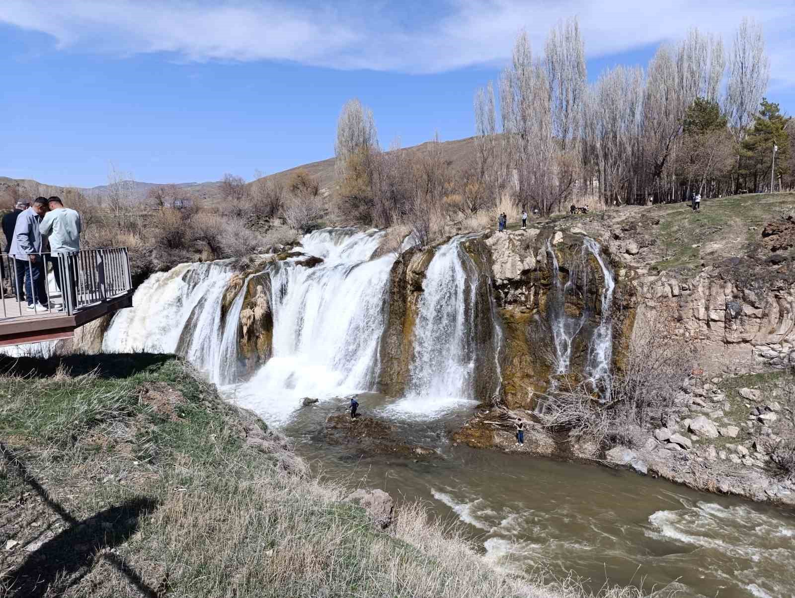 Muradiye Şelalesi ziyaretçilerin akınına uğradı