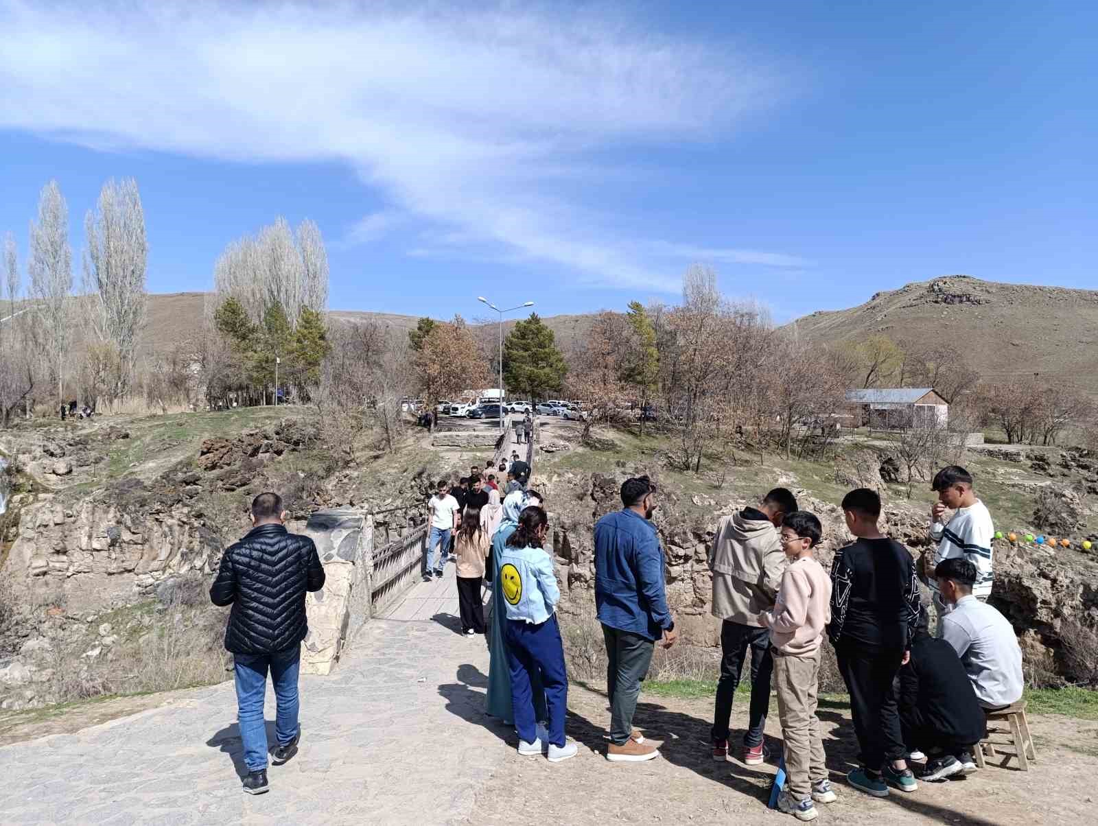 Muradiye Şelalesi ziyaretçilerin akınına uğradı