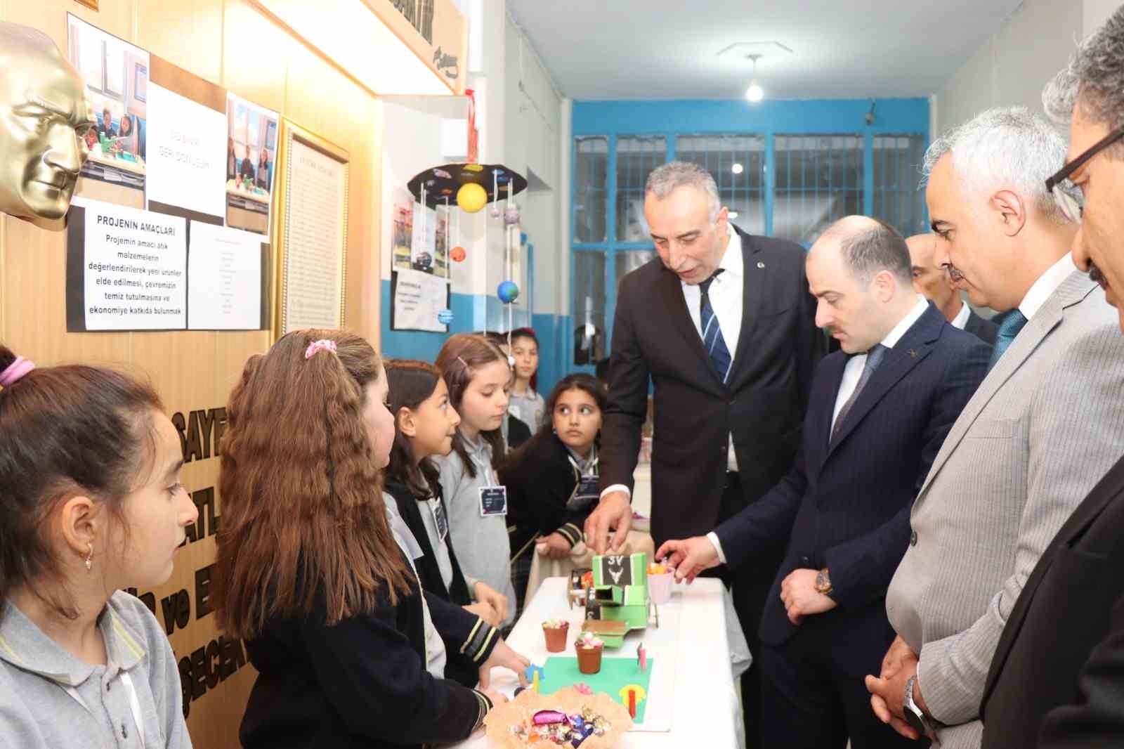 Oltu’da Bilim Şenliği: Miniklerden büyük projeler