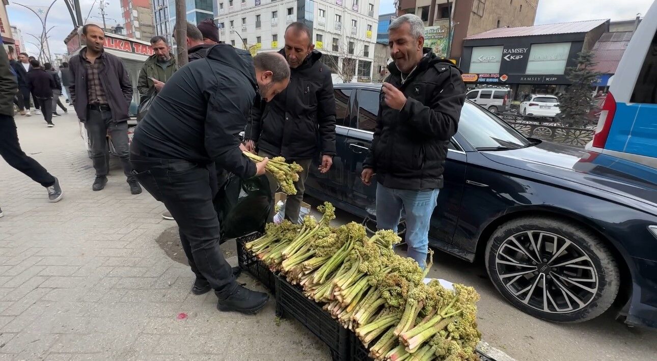 Yayla muzunun destesi 100 TL’den satışa çıkarıldı