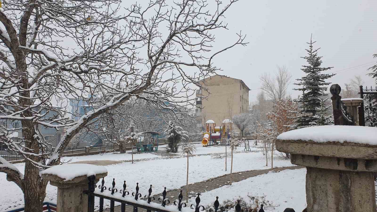 Başkale’de nisan ayında kar yağışı etkili oldu