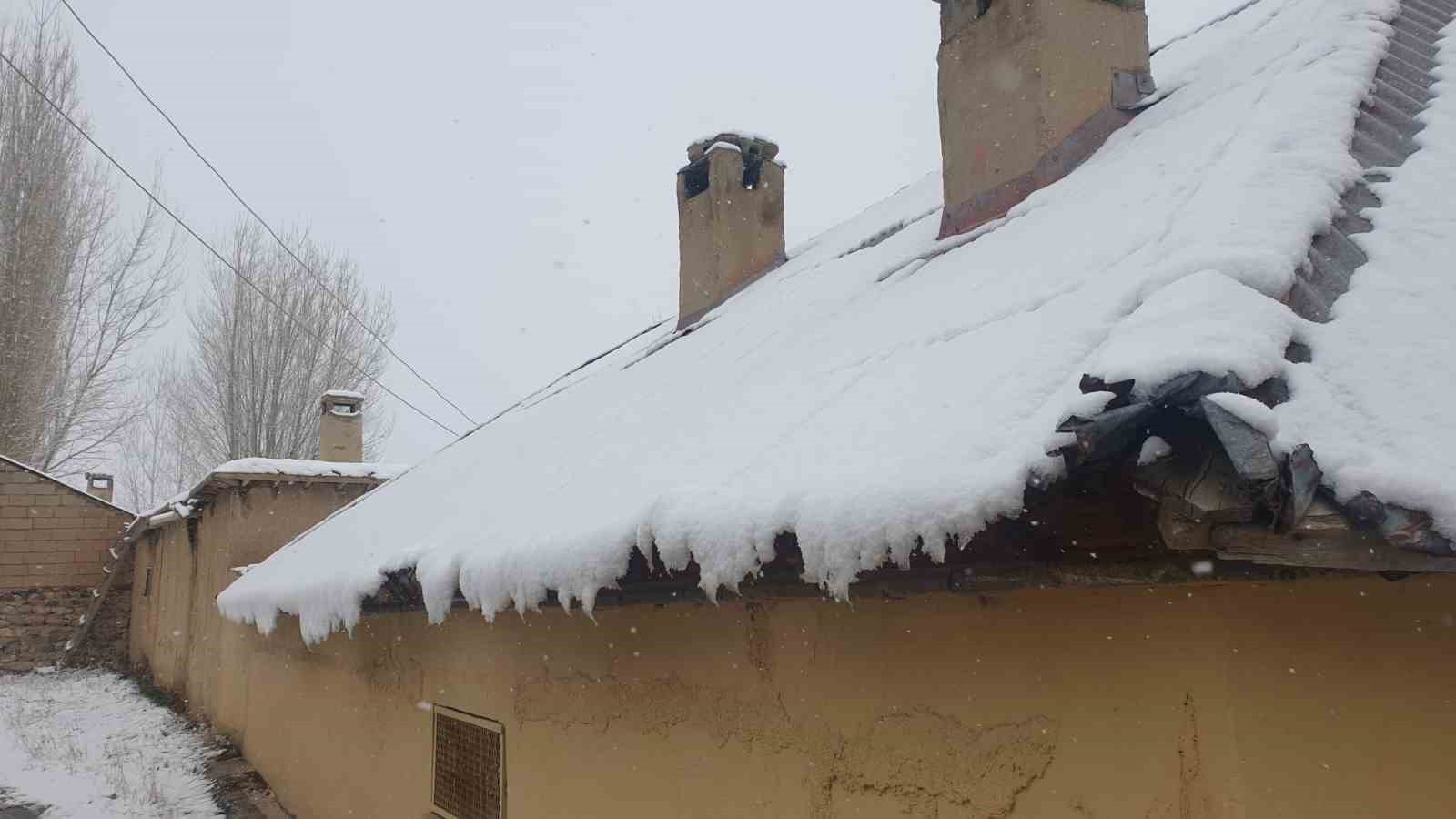 Başkale’de nisan ayında kar yağışı etkili oldu