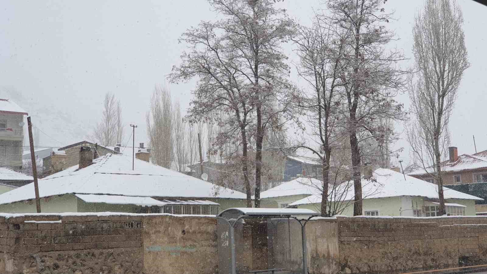 Başkale’de nisan ayında kar yağışı etkili oldu