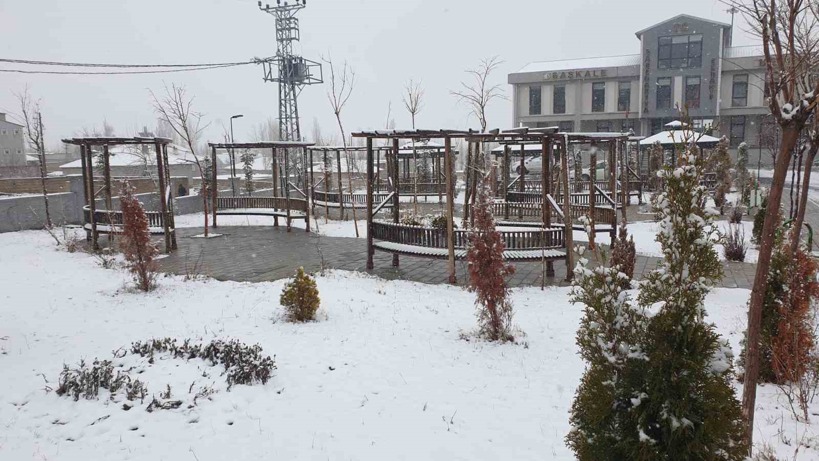 Başkale’de nisan ayında kar yağışı etkili oldu