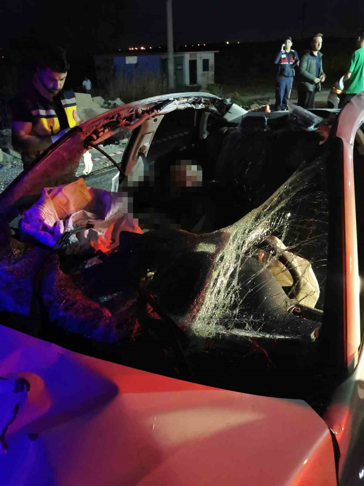 Başıboş ata çarpan otomobil takla atarak hurdaya döndü: 1 ölü 1 yaralı