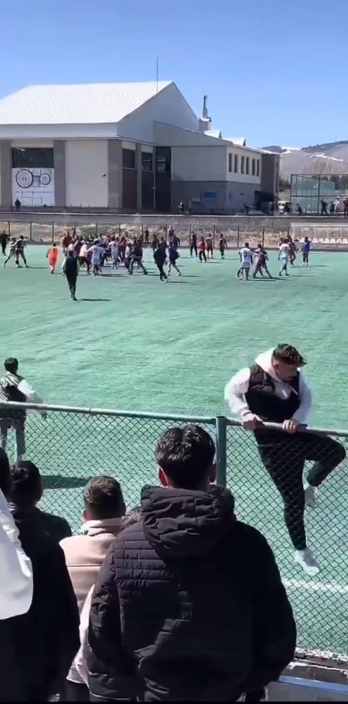 Kars’ta futbol sahası, savaş alanına döndü