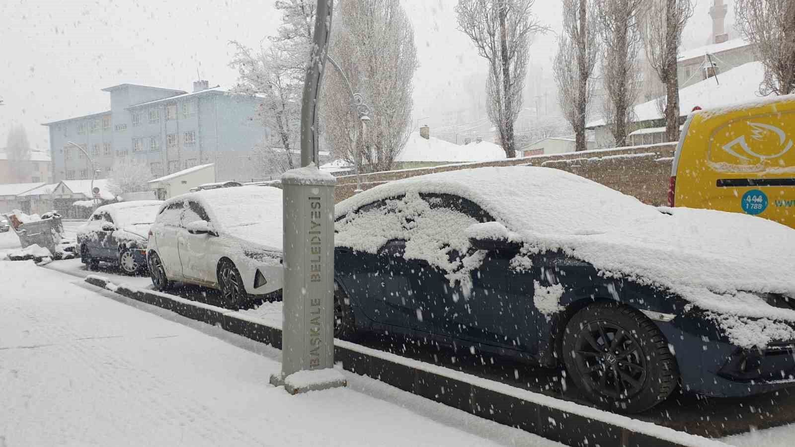 Başkale’ye kış geri geldi ilçe beyaza büründü