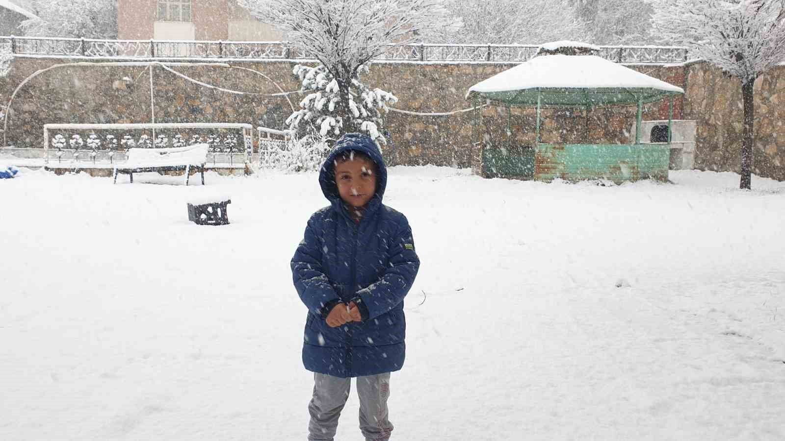 Başkale’ye kış geri geldi ilçe beyaza büründü