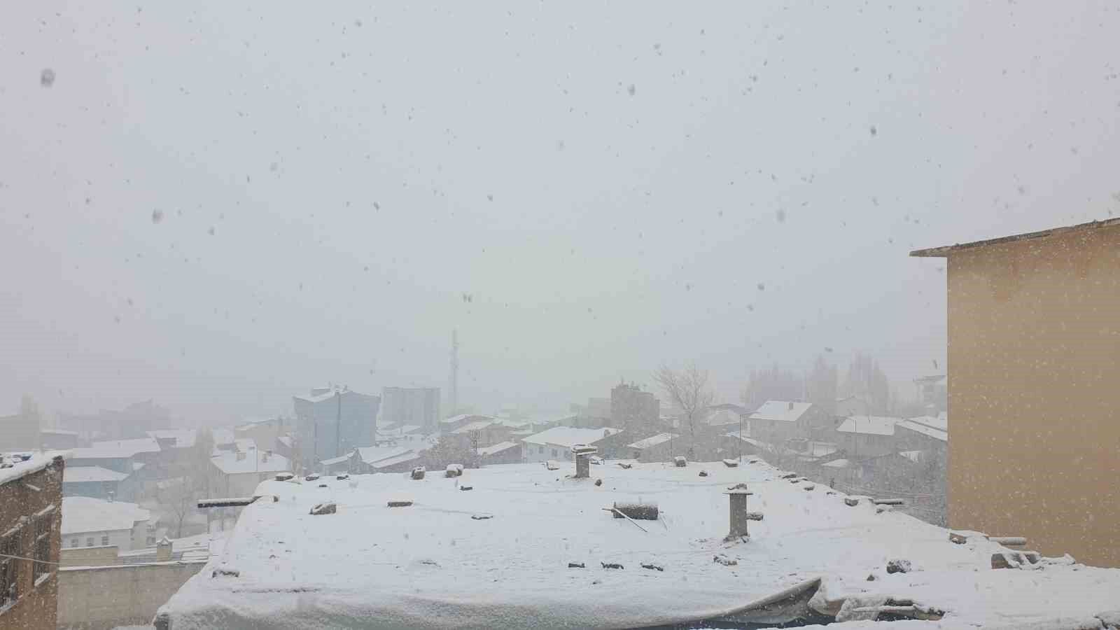 Başkale’ye kış geri geldi ilçe beyaza büründü