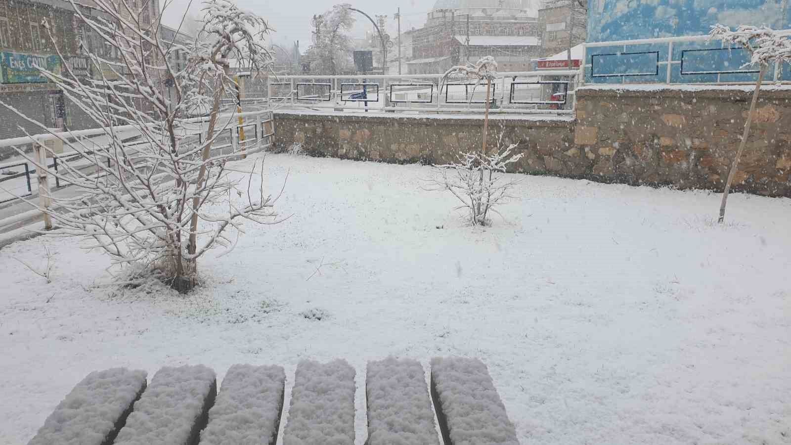 Başkale’ye kış geri geldi ilçe beyaza büründü